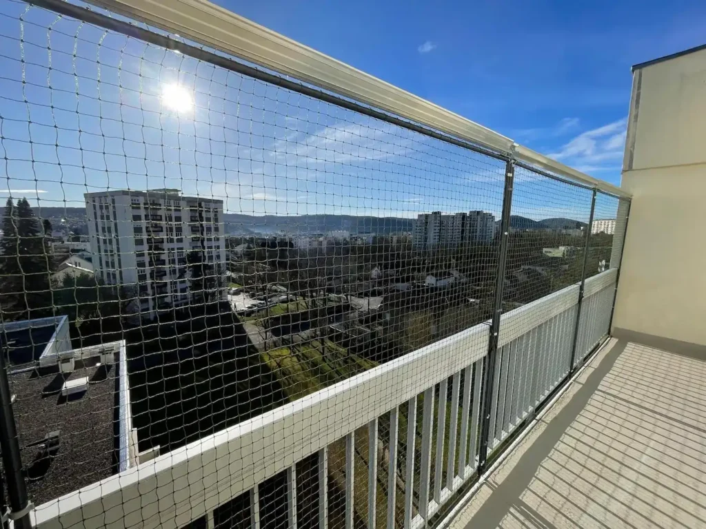 Filet de protection fixé sur un balcon pour chat